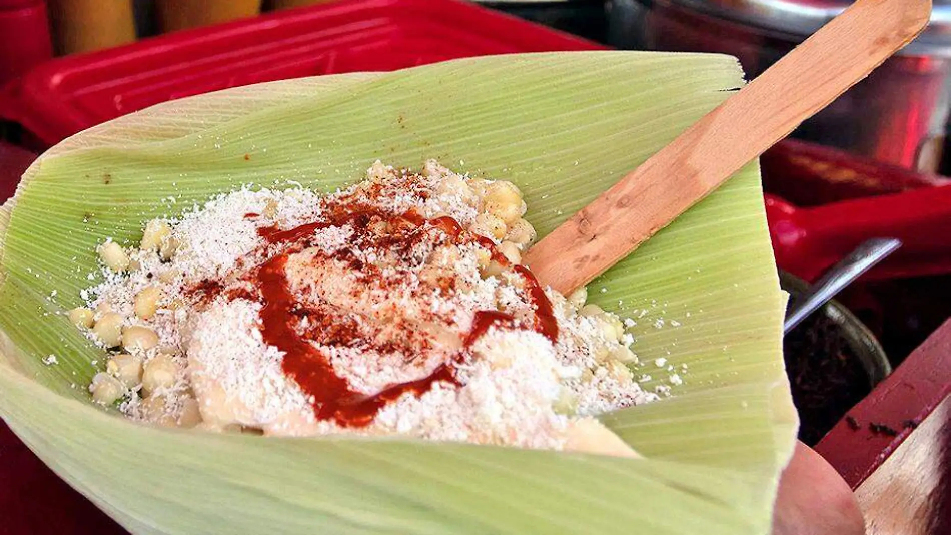 antojito mexicano de elote servido en hoja de maíz